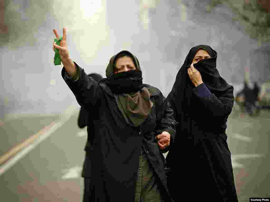 Teheranul învăluit în nori de fum şi gaze lacrimogene (photo by Dara)