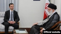 بشار اسد (چپ) در دیدار با آیت‌الله علی خامنه‌ای، رهبر ایران