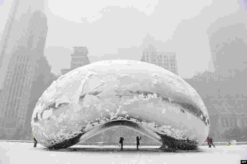 The sculpture called "Cloud Gate" but more commonly known as "The Bean" is covered in snow in the U.S. city of Chicago. (AFP/Getty Images/Brian Kersey)