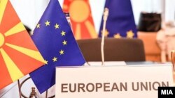 Македонско знаме и знамето на ЕУ