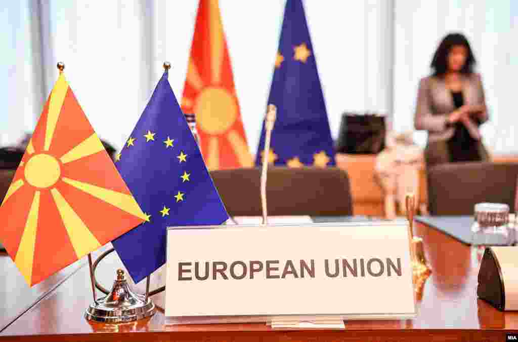 МАКЕДОНИЈА - Финското претседателство со ЕУ ќе предложи отворање на пристапните преговори со Северна Македонија, а во меѓувреме да се усвои нова методологија за преговори, на која инсистира Франција, се дознава од владини извори. Меѓувладината конференција, како што наведуваат владините извори, би се одржала најдоцна во првата половина од 2020 годинa. Во новата методологија која ќе се однесува за сите земји кандидати за ЕУ, според нив, се предвидува реверзибилен процес, односно доколку земјата назадува во преговорите повторно да се врати на поглавјето во кое не е забележан очекуваниот напредок.