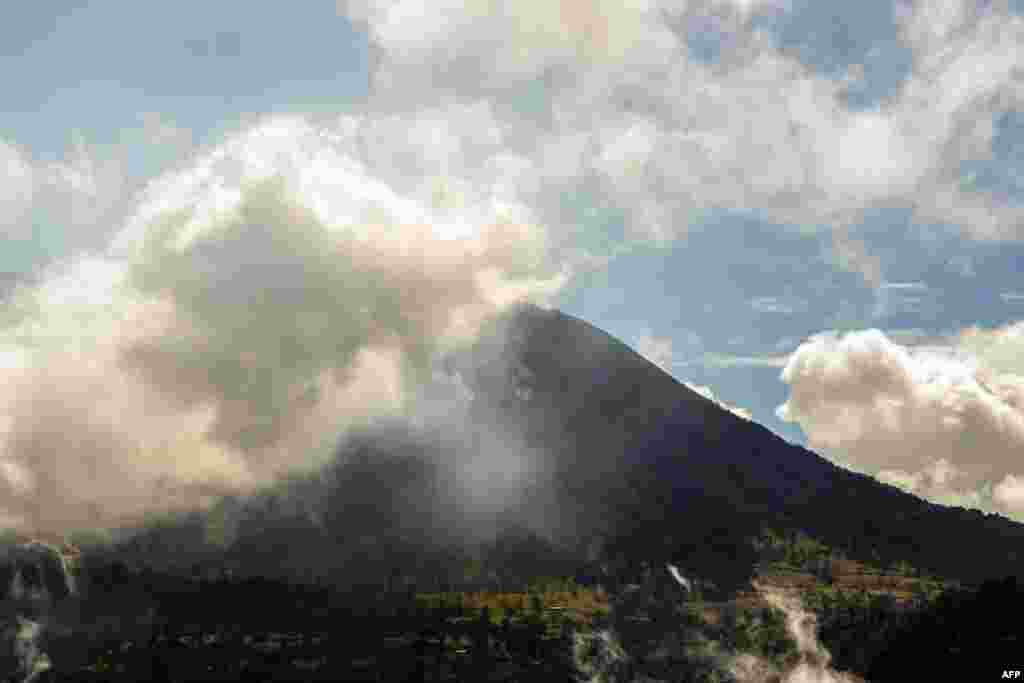 Ash spews from the Turrialba volcano in Cartago Province, Costa Rica. (AFP/Ezequiel Becerra)