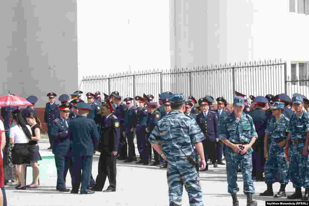 Военнослужащие и полицейские стоят на площади в Актау. 9 мая 2012 года.