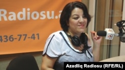 AzadlıqRadiosunun əməkdaşı Şahnaz Bəylərqızı radionun bakı studiyasında. 