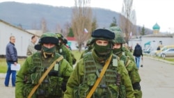 Російські військові у Перевальному в Криму у 2014 році