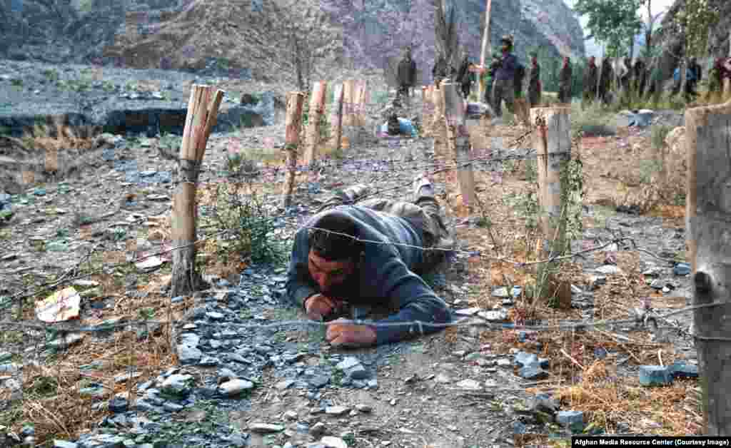 یک مجاهد در حال آموزش نظامی در افغانستان. حمله شوروی در سال ۱۹۷۹ از سوی سازمان ملل&zwnj;متحد به&zwnj;طور گسترده محكوم شد. مبارزۀ مجاهدین به حمایت سازمان استخبارات مرکزی امریکا (سی&zwnj;آی&zwnj;ای) در برابر این حمله، یكی از گران&zwnj;ترین عملیات&zwnj;های این سازمان در تاریخ بود.