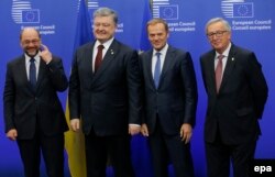 Președintele Parlamentului European Martin Schulz, Petro Poroșenko, președintele Consiliului UE Donald Tusk și cel al Comisiei, Jean Claude Juncker, astăzi la Bruxelles.