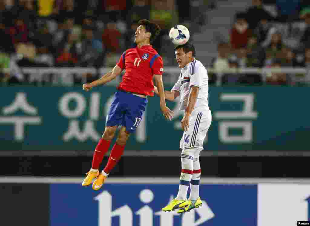 Paraguay's Gustavo Gomez (right) challenges South Korea's Lee Chung-yong during a friendly soccer match at Cheonan Sports Complex in Cheonan, South Korea. (Reuters/Kim Hong-Ji)