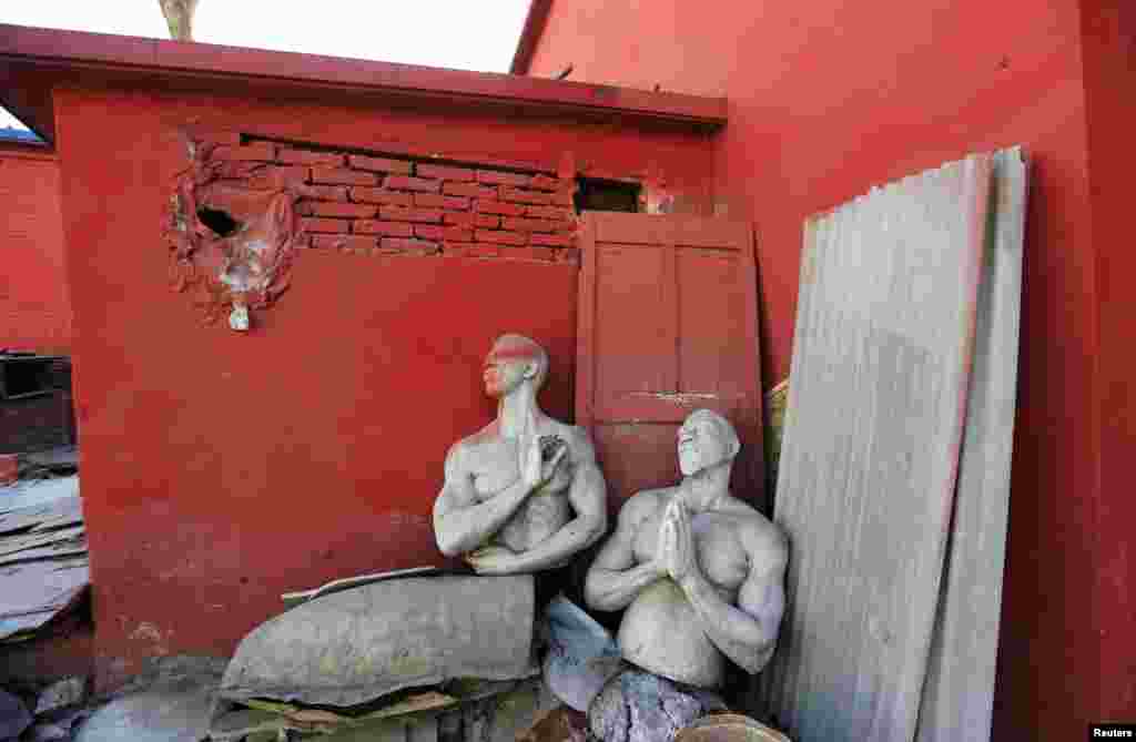 Sculptures stand outside a studio at Songzhuang Artist&#39;s Village in Beijing, China. (Reuters/Jason Lee)