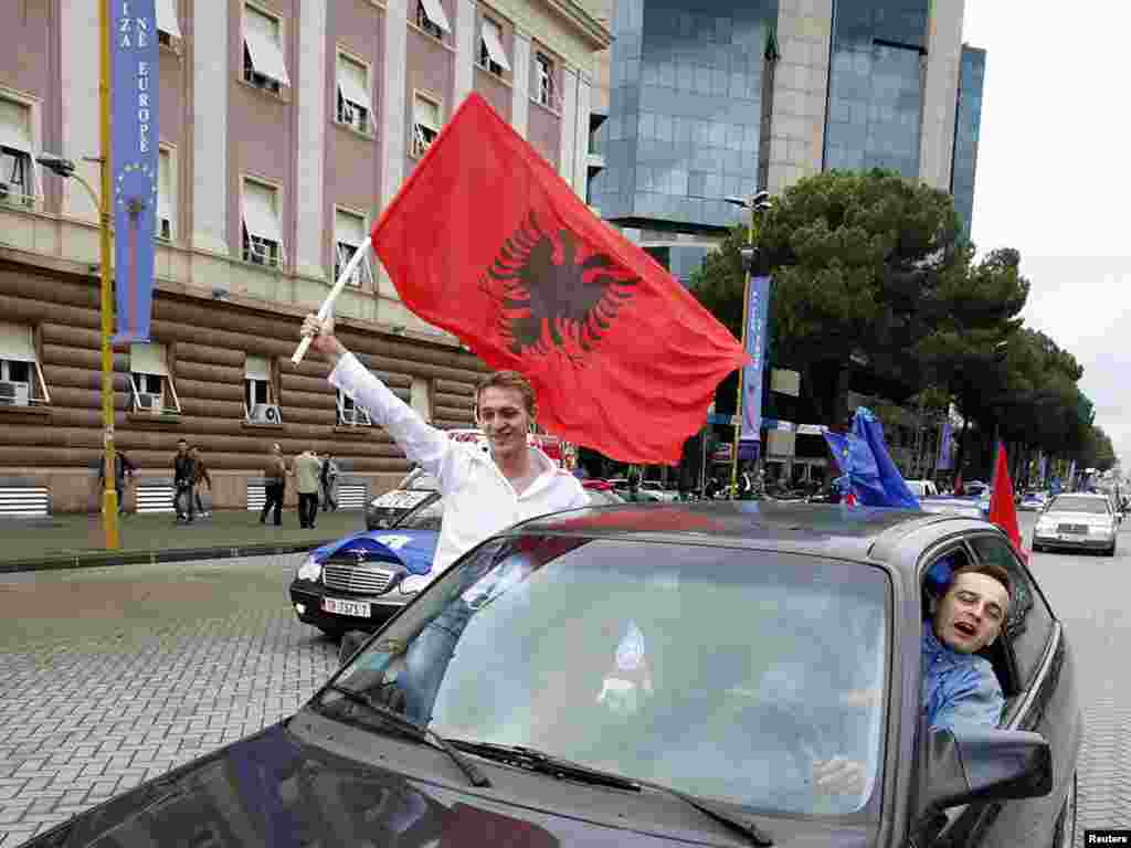 Qytetarët e Shqipërisë duke festuar liberalizimin e vizave...