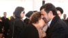 محمود احمدی نژاد به هنگام ابراز همدردی با مادر چاوز