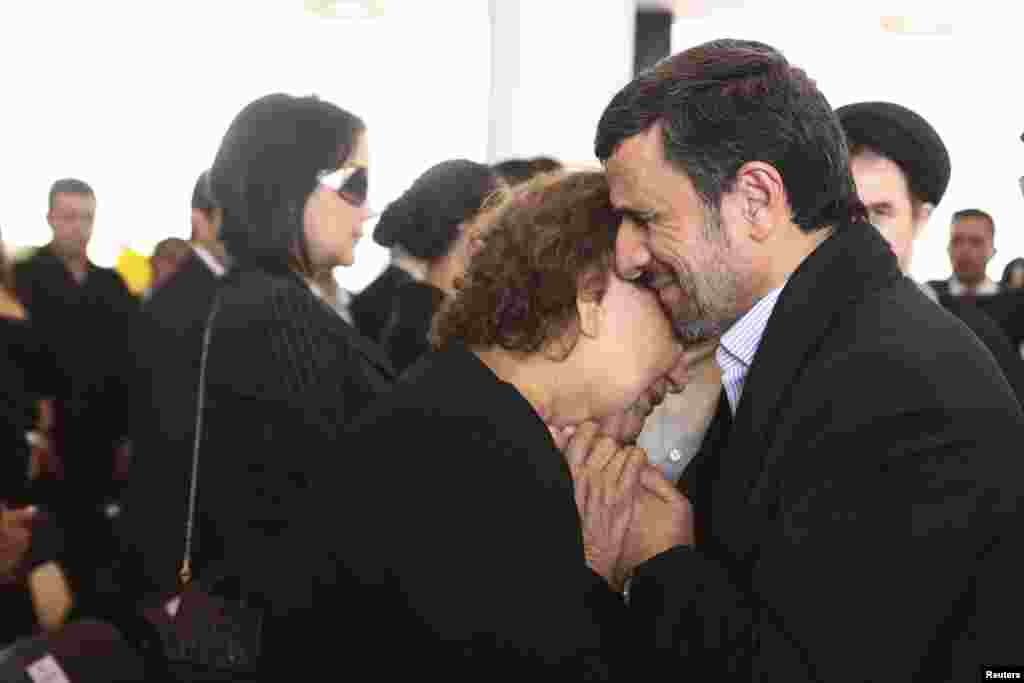 İranın prezidenti Mahmud Ahmadinejad vəfat etmiş Venesuela prezidenti Hugo Chavezlə vida mərasimində Chavez-in anası Elena Frias-a təskinlik verir. Karakas, 8 mart 2013
