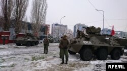 Trupat e KFOR-it kanë patrulluar sot në urën kryesore që ndan dy pjesët e qytetit të Mitrovicës