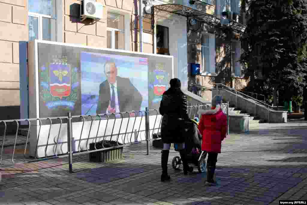 Прес-конференція тривала більше трьох годин, але вже протягом першої години присутні почали розходитись