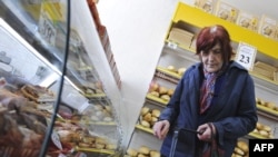 Žena gleda robu u jednom supermarketu u Beogradu, arhivska fotografija