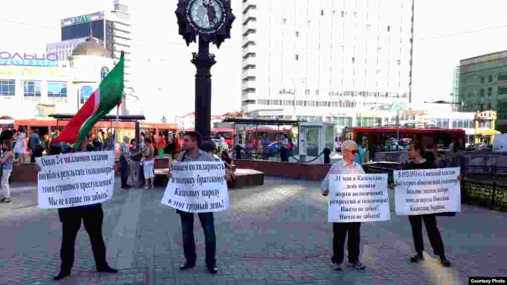 Активисты татарской молодежной организации "Азатлык" выражают солидарность с гражданами Казахстана, вспоминающими жертв репрессий сталинского периода. Казань, 31 мая 2013 года.