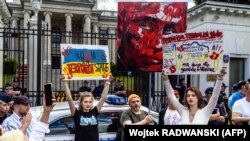 Акция протеста против вторжения войск России в Украину возле российского посольства в Польше. Варшава, 17 июля 2022 года.
