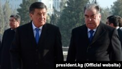 Президенты Кыргызстана и Таджикистана Сооронбай Жээнбеков и Эмомали Рахмон. Душанбе, 1 февраля 2018 года.