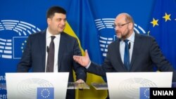 Голова Верховної Ради України Володимир Гройсман (ліворуч) та президент Європейського парламенту Мартін Шульц під час брифінгу в Брюсселі. 29 лютого 2016 року