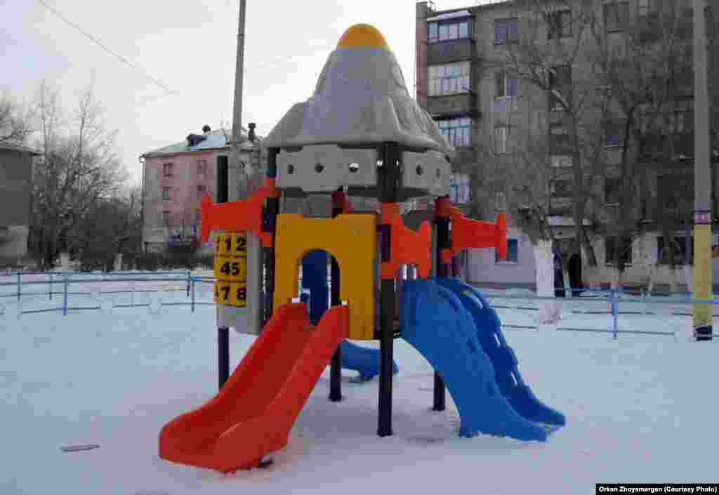 Детская площадка во дворе.