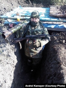 Андрей Камаев в траншее на востоке Украины. январь 2015 года