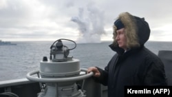 Владимир Путин наблюдает за совместными учениями Северного и Черноморского флотов с борта крейсера «Маршал Устинов» в Черном море у берегов Крыма, 9 января 2020 года