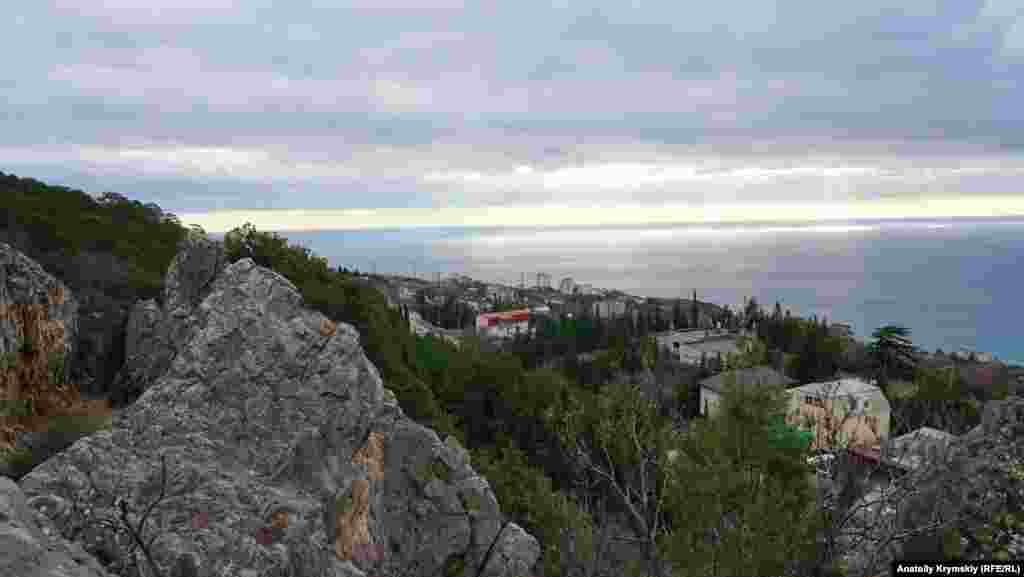 С Аянских скал открывается панорама поселка Никита на фоне Черного моря