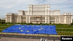 Un drapel uriaş al Uniunii Europene în faţa parlamentului de la Bucureşti, 9 mai 2013