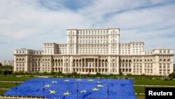 Zastava EU ispred parlamenta Rumunije u Bukureštu, fotoarhiv