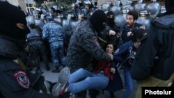 Полицейские задерживают демонстрантов в Ереване.