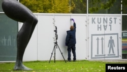 Сотрудник полиции у музея Кюнстхал, откуда были похищены картины. 16 октября 2012 года.