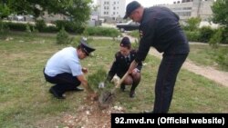 У Севастополі поліцейські висаджували дерева

