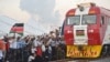 Кенийцы приветствуют открытие железной дороги, по которой прошел грузовой поезд