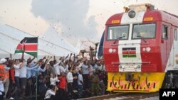 Кенийцы приветствуют открытие железной дороги, по которой прошел грузовой поезд