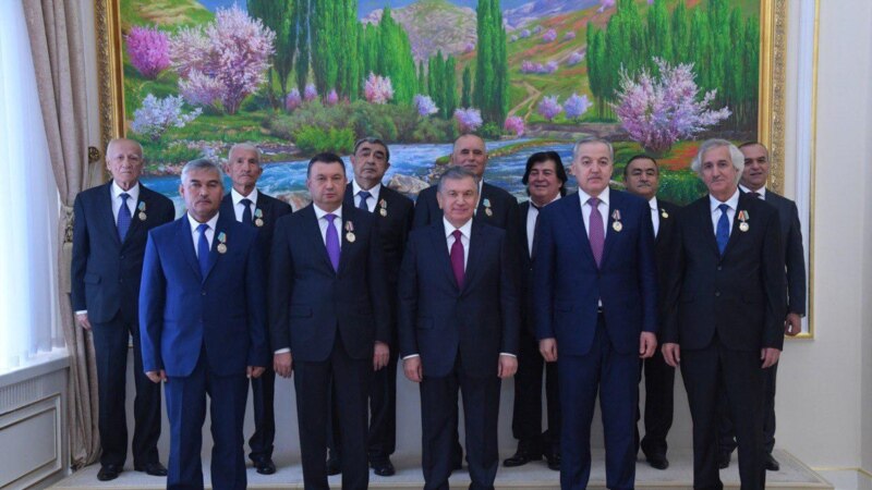 Мирзиёев не остался в долгу. В Ташкенте представителям Таджикистана вручили госнаграды 