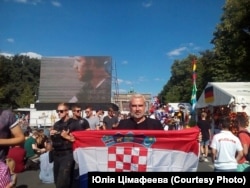 Бэрлін. Фінал чэмпіянату сьвету па футболе. Альгерд Бахарэвіч заўзее за Харватыю на фан-зоне каля Брандэнбургер Тор. Фота Юліі Цімафеевай.