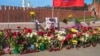 В Москве гражданские активисты возложили цветы к месту убийства Немцова