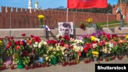 Народный мемориал на месте убийства политика Бориса Немцова