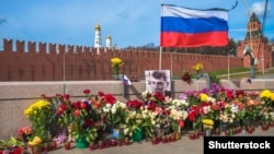 Импровизированный мемориал памяти Бориса Немцова на Москворецком мосту