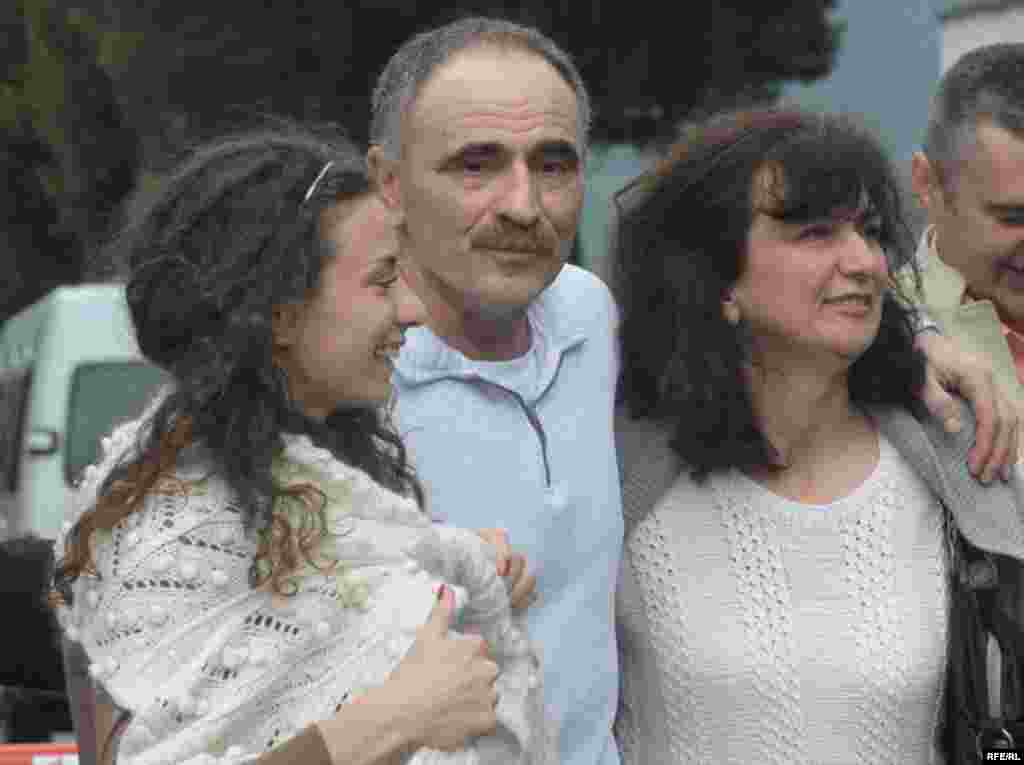 Mlađen Govedarica sa porodicom nakon izlaska iz zatvora Foto: Savo Prelević 