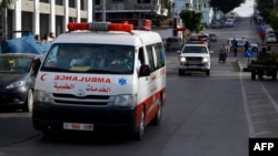 آمبولانس در حال انتقال جسد یکی از اعدام شدگان.