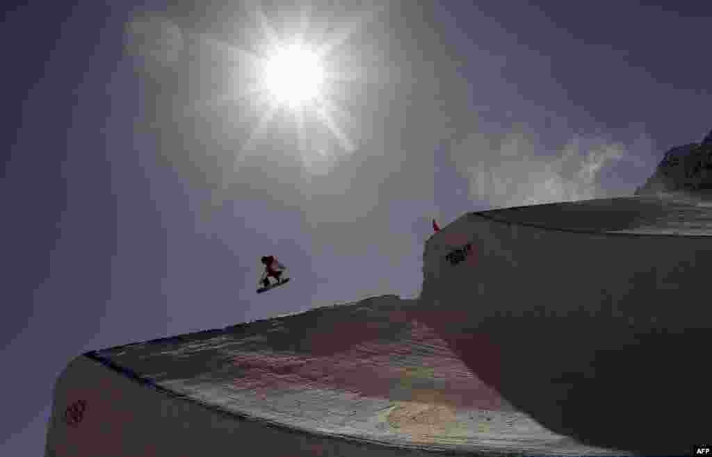 An athlete competes in the Men's Snowboard Slopestyle 1st heat qualification at the Rosa Khutor Extreme Park during the Sochi Winter Olympics on February 6. (AFP/Franck Fife)