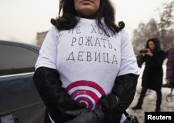 Женщина на акции протеста против мер по снижению пособия по уходу за детьми. Алматы, 20 февраля 2013 года.