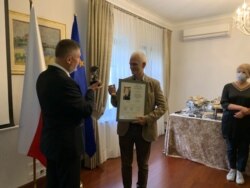 Амбасадар Польшчы Артур Міхальскі ўручае прэмію Алесю Бяляцкаму