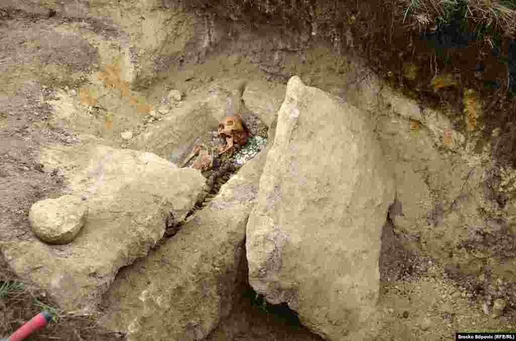 Kameni sarkofag izrađen od muljike u kojem se nalazi skelet pokojnika