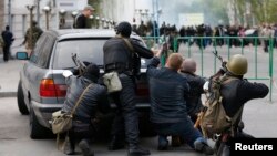 Милиция бөлімшесі маңында тұрған қарулы адамдар. Луганск, Украина, 29 сәуір 2014 жыл.