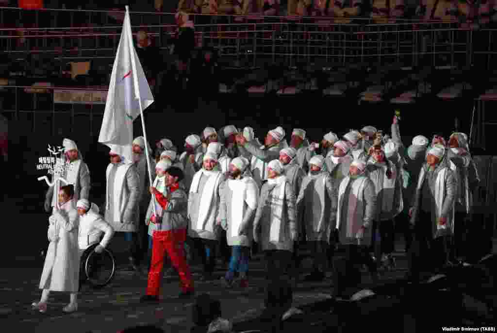 Российские паралимпийцы выступают под нейтральным флагом из-за допингового скандала. В Олимпиаде представители этой страны тоже участвовали под нейтральным флагом, как команда олимпийских атлетов из России.