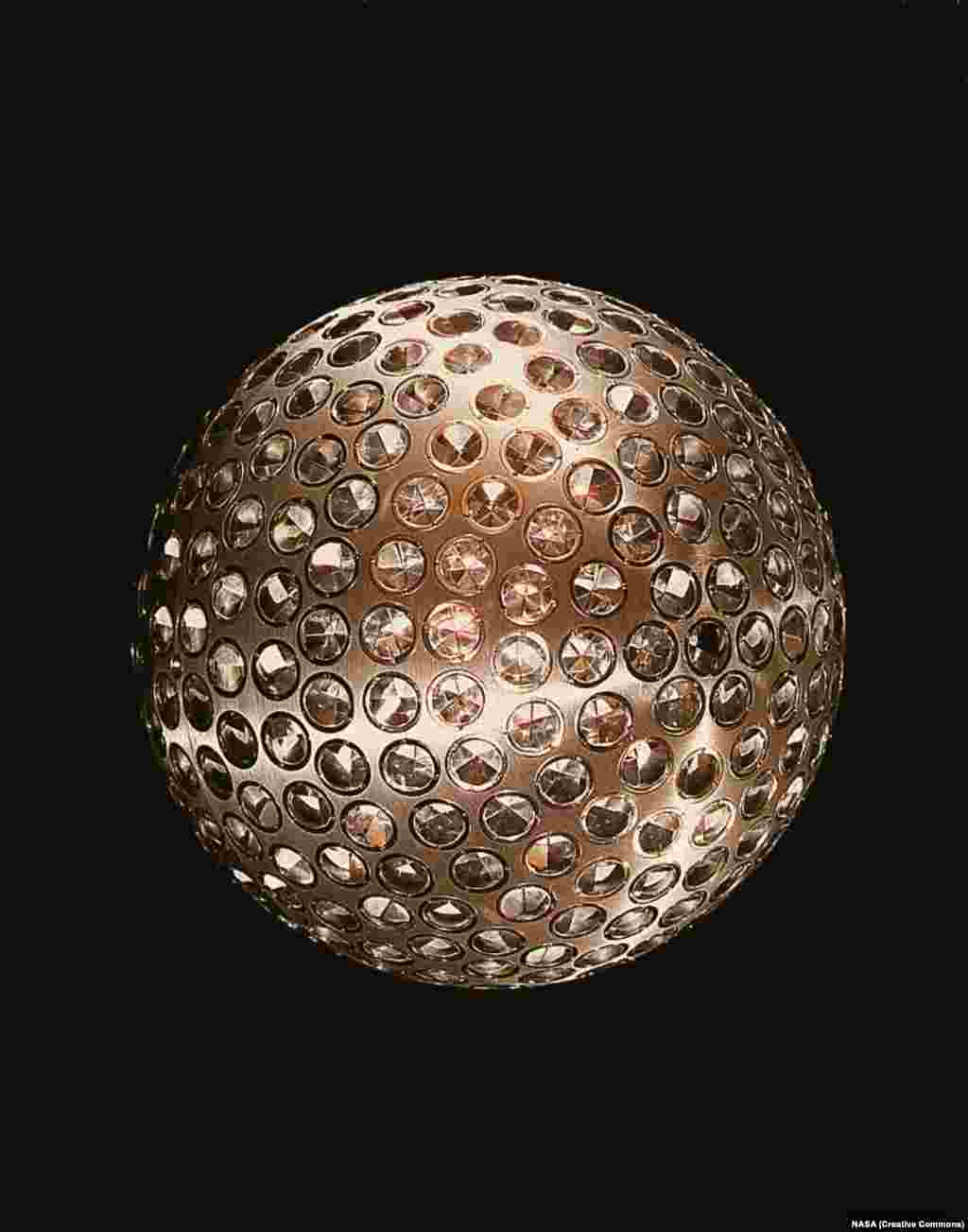 LAGEOS 1 называют космическим диско-шаром НАСА. Он был запущен в 1976 году. 400-килограммовая алюминиевая и латунная сфера усыпана рефлекторами, которые позволяют лазерным лучам с Земли точно определять смещение тектонических плит и точную форму планеты.&nbsp; &nbsp;&nbsp;