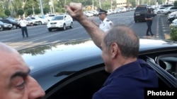 Armenia -- Former President Robert Kocharian waves to supporters demonstrating outside a prison in Yerevan, June 25, 2019.