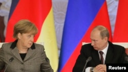 Ресей президенті Владимир Путин (оң жақта) мен Германия канцлері Ангела Меркель. Ресей, Кремль, 16 қараша 2012 жыл. (Көрнекі сурет)